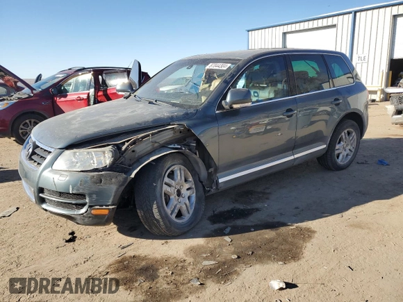 2004 Volkswagen Touareg z VIN WVGEM77L64D051760, wystawiony jako Copart lot #87044304 z przebiegiem Nie podano mil oraz Szkoda całkowita • Salvage title. Historia ofert i sprzedaży dostępna na DreamBid. Obrazek 1.