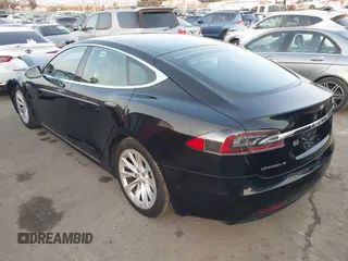 2016 Tesla Model S 90D z VIN 5YJSA1E26GF156108, wystawiony jako IAAI lot #41453148 z przebiegiem 74 717 mil mil oraz . Historia ofert i sprzedaży dostępna na DreamBid. Obrazek 3.