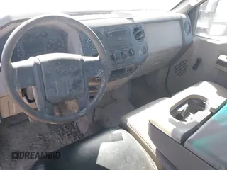2009 Ford F-250 XL z VIN 1FTNF21599EB08658, wystawiony jako IAAI lot #42032215 z przebiegiem Nie podano mil oraz . Historia ofert i sprzedaży dostępna na DreamBid. Obrazek 14.