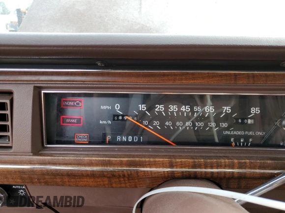 1989 Ford Crown Victoria z VIN 2FABP74F3KX157785, wystawiony jako Copart lot #84102954 z przebiegiem 68 996 mil mil oraz Czysty tytuł • Clean title. Historia ofert i sprzedaży dostępna na DreamBid. Obrazek 9.