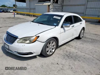 2013 Chrysler 200 LX z VIN 1C3CCBAB6DN763329, wystawiony jako Copart lot #58953035 z przebiegiem 162 879 mil mil oraz Szkoda całkowita • Salvage title. Historia ofert i sprzedaży dostępna na DreamBid. Obrazek 1.