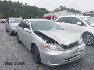 2004 Toyota Camry LE z VIN 4T1BE32KX4U842784, wystawiony jako IAAI lot #40434823 z przebiegiem 119 021 mil mil oraz . Historia ofert i sprzedaży dostępna na DreamBid. Obrazek 1.