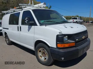 2011 Chevrolet Express Cargo z VIN 1GCWGFCGXB1173569, wystawiony jako IAAI lot #42113346 z przebiegiem 173 544 mil mil oraz . Historia ofert i sprzedaży dostępna na DreamBid. Obrazek 1.