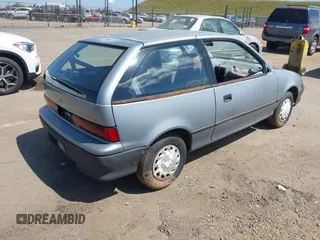 1994 Geo Metro z VIN 2C1MR2465R6726696, wystawiony jako IAAI lot #42053202 z przebiegiem 124 775 mil mil oraz . Historia ofert i sprzedaży dostępna na DreamBid. Obrazek 4.