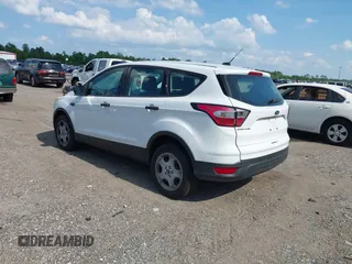 2017 Ford Escape S z VIN 1FMCU0F77HUE98557, wystawiony jako IAAI lot #42268282 z przebiegiem 132 481 mil mil oraz . Historia ofert i sprzedaży dostępna na DreamBid. Obrazek 3.