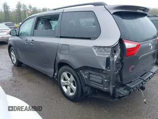 2015 Toyota Sienna LE AAS z VIN 5TDKK3DCXFS530765, wystawiony jako IAAI lot #42106089 z przebiegiem 113 115 mil mil oraz . Historia ofert i sprzedaży dostępna na DreamBid. Obrazek 3.
