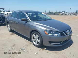2014 Volkswagen Passat S z VIN 1VWAT7A30EC025433, wystawiony jako IAAI lot #42197150 z przebiegiem 141 276 mil mil oraz . Historia ofert i sprzedaży dostępna na DreamBid. Obrazek 1.