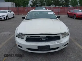2011 Ford Mustang V6 z VIN 1ZVBP8AM6B5123048, wystawiony jako IAAI lot #42580989 z przebiegiem 192 185 mil mil oraz . Historia ofert i sprzedaży dostępna na DreamBid. Obrazek 6.