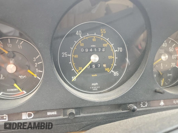 1981 Mercedes-Benz 380 SL z VIN WDBBA45A6BB004011, wystawiony jako Copart lot #51533745 z przebiegiem 94 176 mil mil oraz Tytuł czysty. Historia ofert i sprzedaży dostępna na DreamBid. Obrazek 9.