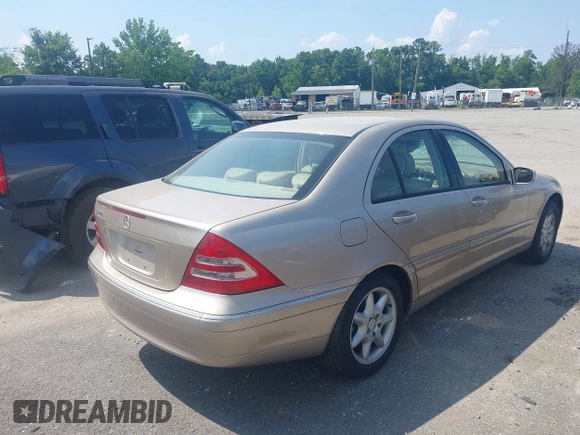 2002 Mercedes-Benz C 230/260/280/320 z VIN WDBRF61J32E005536, wystawiony jako IAAI lot #42527472 z przebiegiem 9 601 mil mil oraz . Historia ofert i sprzedaży dostępna na DreamBid. Obrazek 4.