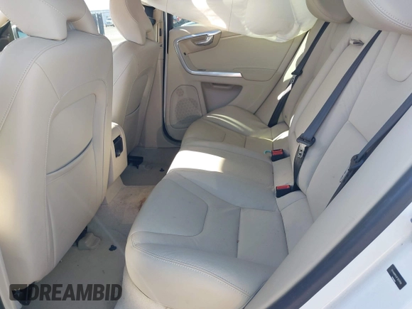 2015 Volvo S60 T5 Drive-E Premier z VIN YV140MFKXF1351769, wystawiony jako IAAI lot #41392860 z przebiegiem 56 920 mil mil oraz . Historia ofert i sprzedaży dostępna na DreamBid. Obrazek 8.