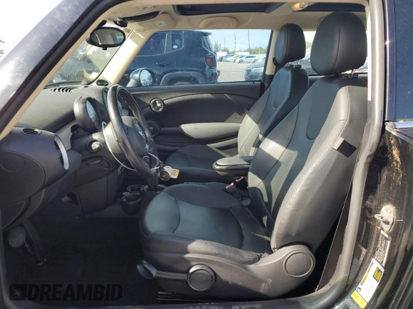 2011 MINI Hardtop with VIN WMWSU3C5XBT094683, listed as a Copart auction lot 61800205 with 51,732 mi miles and Clean title. Bid and sale history available at DreamBid. Image 7.
