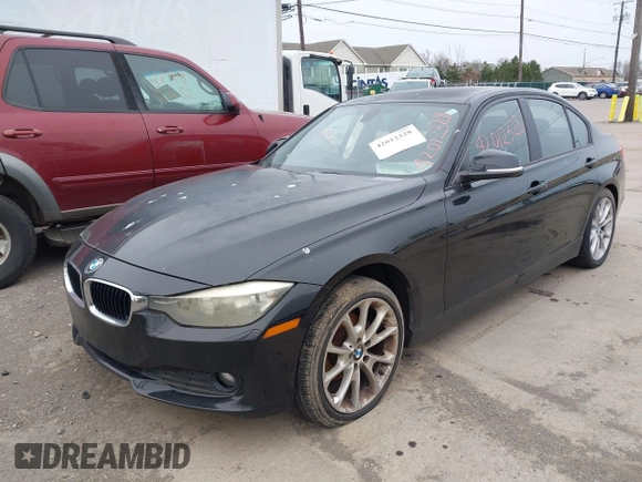2013 BMW 3 Series 320i xDrive z VIN WBA3C3C50DF981783, wystawiony jako IAAI lot #42012328 z przebiegiem 110 268 mil mil oraz . Historia ofert i sprzedaży dostępna na DreamBid. Obrazek 2.