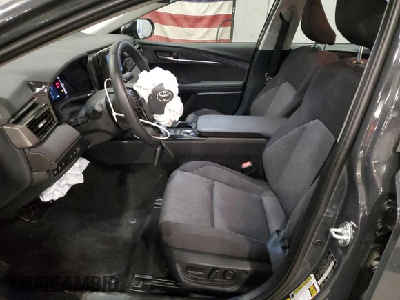 2025 Toyota Camry LE z VIN 4T1DBADK1SU004983, wystawiony jako Copart lot #57421665 z przebiegiem 8 122 mil mil oraz Czysty tytuł • Clean title. Historia ofert i sprzedaży dostępna na DreamBid. Obrazek 7.