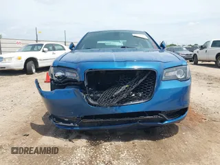 2020 Chrysler 300 S z VIN 2C3CCABG7LH188735, wystawiony jako IAAI lot #42051069 z przebiegiem 83 536 mil mil oraz . Historia ofert i sprzedaży dostępna na DreamBid. Obrazek 12.