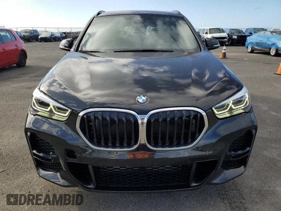 2022 BMW X1 xDrive28i z VIN WBXJG9C08N5V03613, wystawiony jako Copart lot #47483485 z przebiegiem 7 296 mil mil oraz Czysty tytuł • Clean title. Historia ofert i sprzedaży dostępna na DreamBid. Obrazek 5.