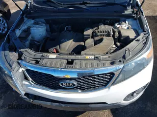 2013 Kia Sorento LX z VIN 5XYKT3A67DG348527, wystawiony jako IAAI lot #41877162 z przebiegiem 348 914 mil mil oraz . Historia ofert i sprzedaży dostępna na DreamBid. Obrazek 10.