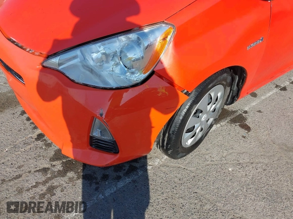 2013 Toyota Prius One z VIN JTDKDTB33D1031684, wystawiony jako IAAI lot #40034642 z przebiegiem Nie podano mil oraz . Historia ofert i sprzedaży dostępna na DreamBid. Obrazek 6.
