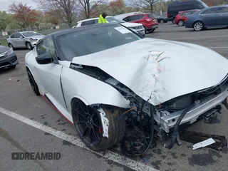 2024 Nissan Z Nismo z VIN JN1BZ4CH9RM360562, wystawiony jako IAAI lot #42041682 z przebiegiem 8 868 mil mil oraz . Historia ofert i sprzedaży dostępna na DreamBid. Obrazek 1.
