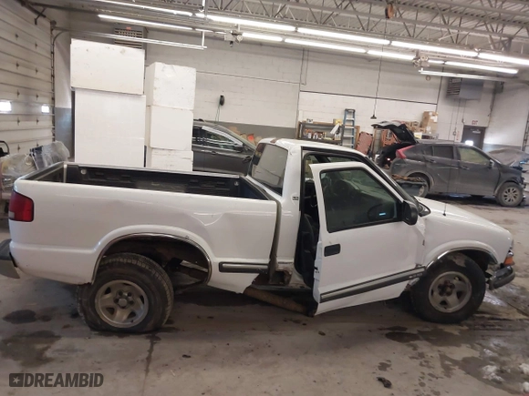 2000 Chevrolet S-10 LS with VIN 1GCCS144XYK137103, listed as a IAAI auction lot 41391321 with 128,146 mi miles. Bid and sale history available at carsss.com. Image 14.