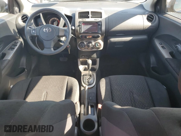 2014 Scion xD z VIN JTKKUPB41E1039762, wystawiony jako Copart lot #57066585 z przebiegiem 179 364 mil mil oraz Tytuł czysty. Historia ofert i sprzedaży dostępna na DreamBid. Obrazek 8.