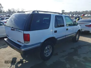 1997 GMC Jimmy SL with VIN 1GKCS13W0V2555186, listed as a IAAI auction lot 41818612 with 370,625 mi miles. Bid and sale history available at carsss.com. Image 4.