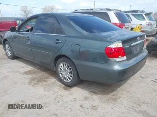 2005 Toyota Camry LE z VIN 4T1BE30K25U398675, wystawiony jako IAAI lot #41923096 z przebiegiem 174 453 mil mil oraz . Historia ofert i sprzedaży dostępna na DreamBid. Obrazek 3.