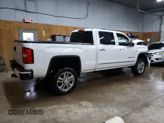 2015 GMC Sierra 2500HD Denali z VIN 1GT120E82FF160609, wystawiony jako Copart lot #55745295 z przebiegiem 111 071 mil mil oraz Czysty tytuł • Clean title. Historia ofert i sprzedaży dostępna na DreamBid. Obrazek 3.