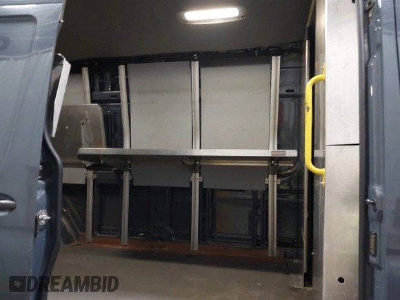 2019 Mercedes-Benz Sprinter Cargo z VIN WD4PF1CD9KP147130, wystawiony jako IAAI lot #41821221 z przebiegiem 70 915 mil mil oraz . Historia ofert i sprzedaży dostępna na DreamBid. Obrazek 8.