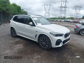 2022 BMW X5 xDrive45e z VIN 5UXTA6C07N9M99521, wystawiony jako IAAI lot #42349103 z przebiegiem 58 195 mil mil oraz . Historia ofert i sprzedaży dostępna na DreamBid. Obrazek 1.