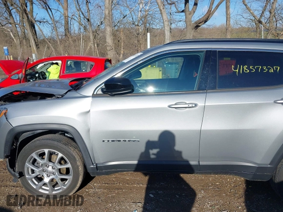 2022 Jeep Compass Latitude Lux с VIN 3C4NJDFB0NT171103, выставлен на аукционе IAAI как лот 41857327 с пробегом 17 940 миль миль и . История ставок и продаж доступна на DreamBid. Изображение 14.