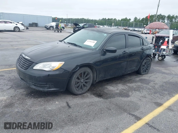 2014 Chrysler 200 Touring z VIN 1C3CCBBBXEN137475, wystawiony jako IAAI lot #42356180 z przebiegiem 196 721 mil mil oraz . Historia ofert i sprzedaży dostępna na DreamBid. Obrazek 2.