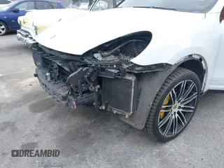 2016 Porsche Cayenne Turbo z VIN WP1AC2A20GLA85193, wystawiony jako IAAI lot #42170440 z przebiegiem 95 999 mil mil oraz . Historia ofert i sprzedaży dostępna na DreamBid. Obrazek 6.