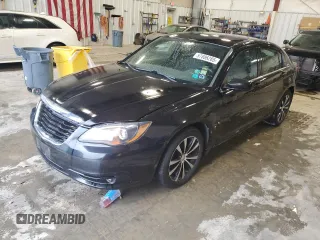 2013 Chrysler 200 Touring z VIN 1C3CCBBGXDN716833, wystawiony jako Copart lot #57886285 z przebiegiem 94 723 mil mil oraz Nie do naprawy • Non repairable. Historia ofert i sprzedaży dostępna na DreamBid. Obrazek 1.