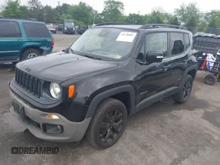 2017 Jeep Renegade Latitude z VIN ZACCJBBB7HPF22652, wystawiony jako IAAI lot #42230081 z przebiegiem 108 696 mil mil oraz . Historia ofert i sprzedaży dostępna na DreamBid. Obrazek 2.
