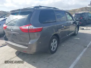 2017 Toyota Sienna LE Auto Access Seat z VIN 5TDKZ3DC5HS799948, wystawiony jako IAAI lot #42241926 z przebiegiem 138 703 mil mil oraz . Historia ofert i sprzedaży dostępna na DreamBid. Obrazek 4.