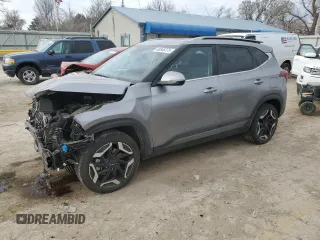 2024 Kia Seltos SX z VIN KNDETCA70R7489997, wystawiony jako Copart lot #49545375 z przebiegiem 25 457 mil mil oraz Szkoda całkowita • Salvage title. Historia ofert i sprzedaży dostępna na DreamBid. Obrazek 1.