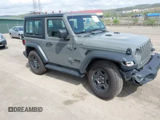2023 Jeep Wrangler Sport S z VIN 1C4GJXAN8PW640995, wystawiony jako IAAI lot #42130290 z przebiegiem 7 357 mil mil oraz . Historia ofert i sprzedaży dostępna na DreamBid. Obrazek 1.