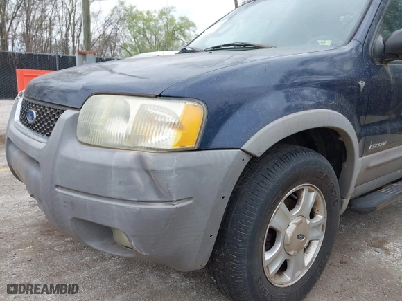 2002 Ford Escape XLT Choice with VIN 1FMYU03122KB98126, listed as a IAAI auction lot 41931702 with 225,401 mi miles. Bid and sale history available at carsss.com. Image 6.