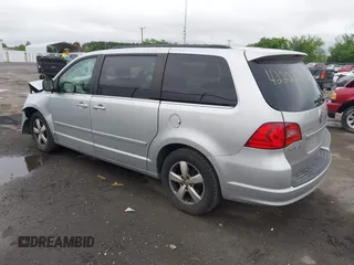 2011 Volkswagen Routan SE z VIN 2V4RW3DGXBR772583, wystawiony jako IAAI lot #42222200 z przebiegiem 213 724 mil mil oraz . Historia ofert i sprzedaży dostępna na DreamBid. Obrazek 3.