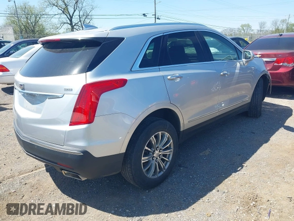 2017 Cadillac XT5 Luxury FWD z VIN 1GYKNBRS6HZ231609, wystawiony jako IAAI lot #42043791 z przebiegiem 106 594 mil mil oraz . Historia ofert i sprzedaży dostępna na DreamBid. Obrazek 4.