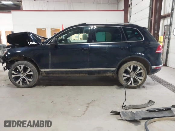 2017 Volkswagen Touareg Wolfsburg Edition z VIN WVGRF7BP0HD003232, wystawiony jako IAAI lot #41985161 z przebiegiem 165 850 mil mil oraz . Historia ofert i sprzedaży dostępna na DreamBid. Obrazek 13.