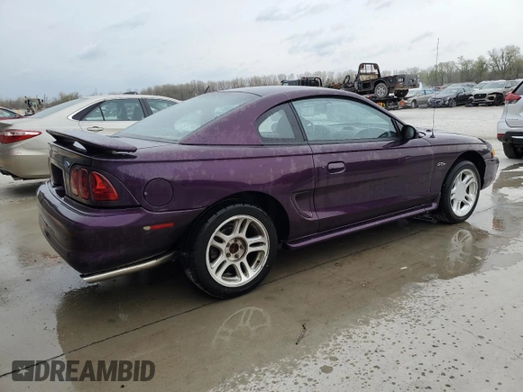 1996 Ford Mustang GT z VIN 1FALP42X8TF196321, wystawiony jako Copart lot #50874885 z przebiegiem 86 945 mil mil oraz Szkoda całkowita • Salvage title. Historia ofert i sprzedaży dostępna na DreamBid. Obrazek 3.