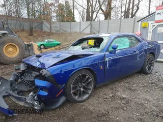 2021 Dodge Challenger R/T Scat Pack Widebody z VIN 2C3CDZFJXMH615361, wystawiony jako IAAI lot #41911374 z przebiegiem 27 159 mil mil oraz . Historia ofert i sprzedaży dostępna na DreamBid. Obrazek 18.