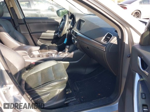 2016 Mazda CX-5 Grand Touring z VIN JM3KE2DY3G0712249, wystawiony jako IAAI lot #37910910 z przebiegiem 262 058 mil mil oraz . Historia ofert i sprzedaży dostępna na DreamBid. Obrazek 5.