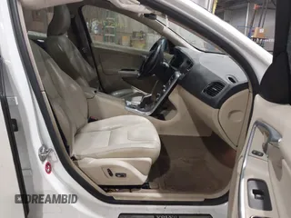 2015 Volvo S60 T5 Drive-E Premier z VIN YV126MFB4F1311693, wystawiony jako IAAI lot #41457471 z przebiegiem 146 042 mil mil oraz . Historia ofert i sprzedaży dostępna na DreamBid. Obrazek 5.