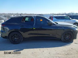 2022 Maserati Levante Modena S z VIN ZN661ZUM0NX400467, wystawiony jako IAAI lot #41294140 z przebiegiem 93 148 mil mil oraz . Historia ofert i sprzedaży dostępna na DreamBid. Obrazek 14.