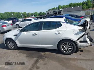 2013 Kia Optima LX z VIN KNAGM4A7XD5374109, wystawiony jako IAAI lot #42209534 z przebiegiem 184 578 mil mil oraz . Historia ofert i sprzedaży dostępna na DreamBid. Obrazek 14.