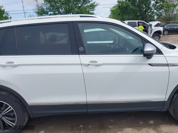 2024 Volkswagen Tiguan Wolfsburg Edition with VIN 3VV5B7AX1RM232736, listed as a IAAI auction lot 41913474 with 9,160 mi miles. Bid and sale history available at carsss.com. Image 13.