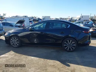 2022 Mazda 3 Carbon Edition z VIN JM1BPACLXN1507604, wystawiony jako IAAI lot #41408768 z przebiegiem 77 239 mil mil oraz . Historia ofert i sprzedaży dostępna na DreamBid. Obrazek 14.